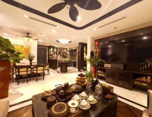 NHỈNH 25 TỶ CÓ NGAY NHÀ 4 TẦNG, Ô TÔ ĐỖ CỬA MẶT PHỐ LÁNG HẠ TRUNG TÂM ĐỐNG ĐA